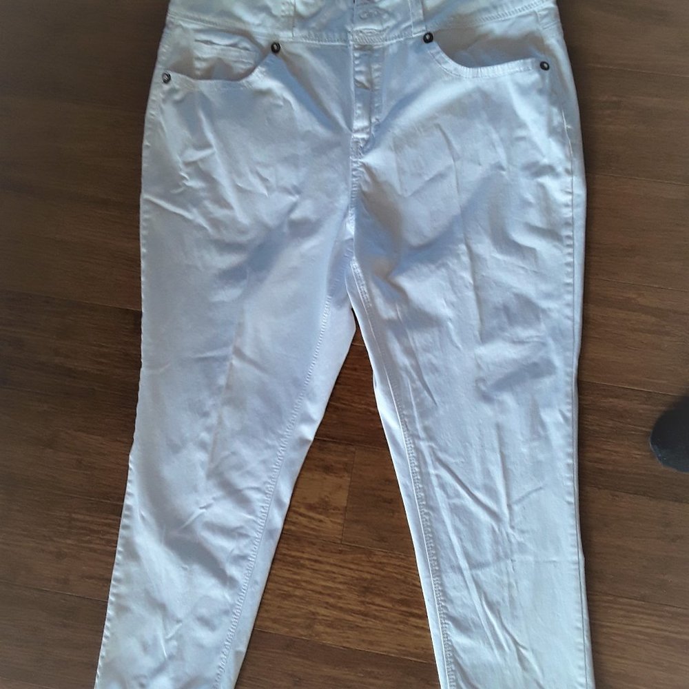 SUMMER SPECIAL SALE  Size 16 Summer White Jeans Hydraulic Designer